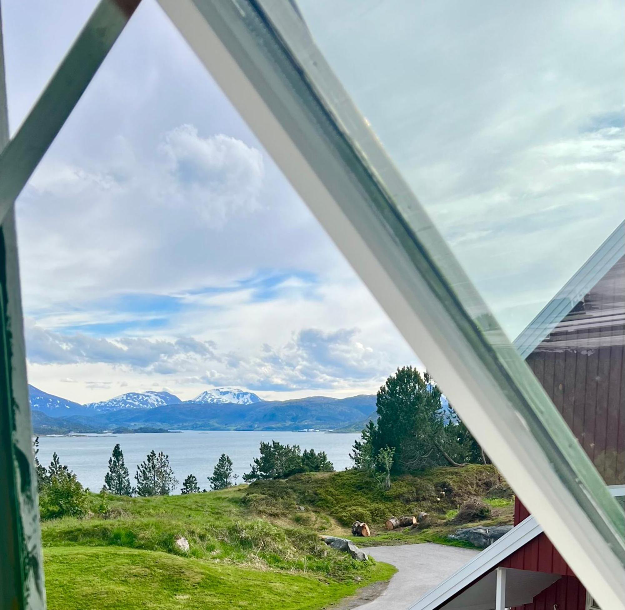 Wake Up To A Beautiful View And Smell Of The Sea Apartment Kristiansund Exterior photo