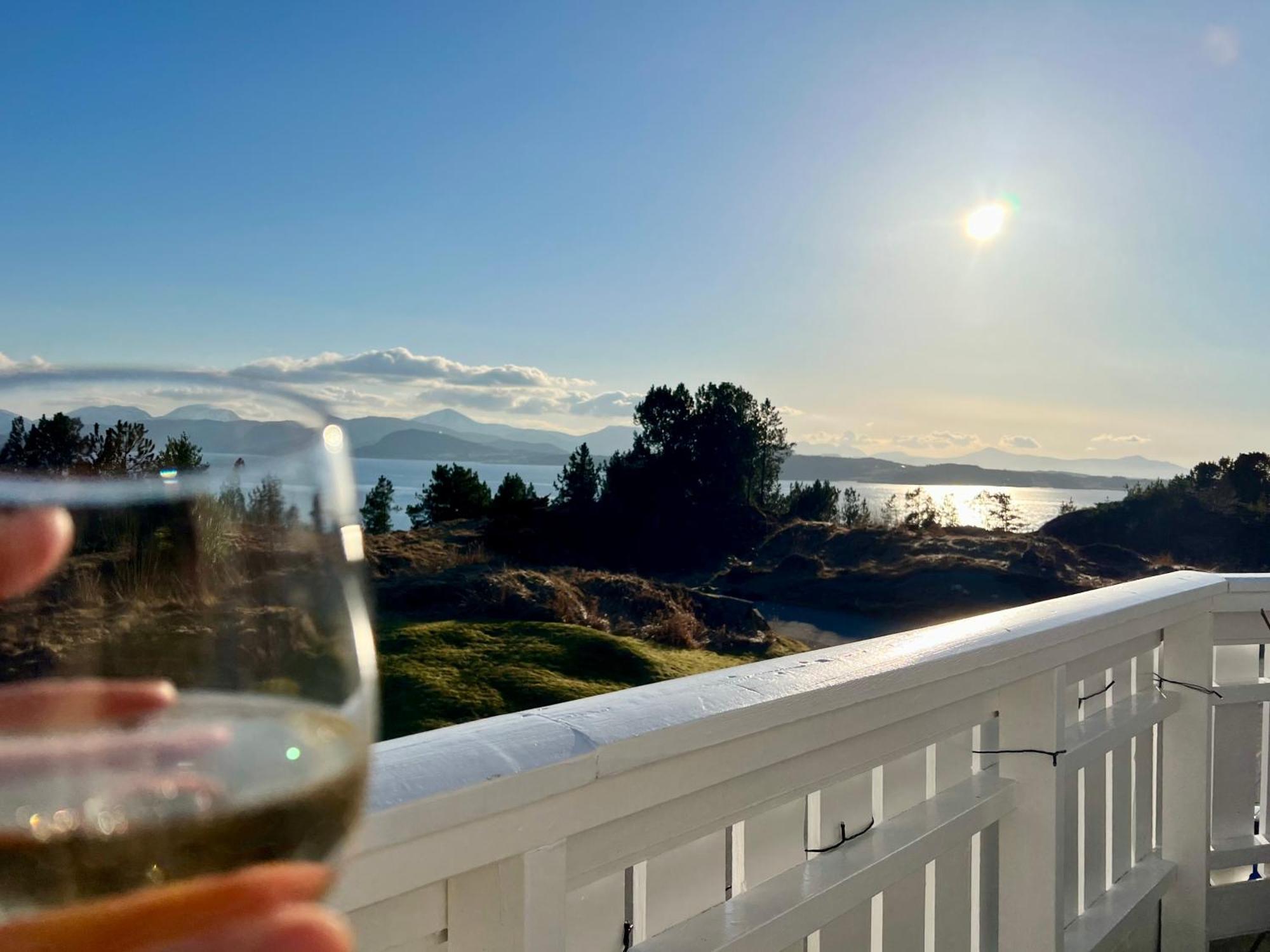 Wake Up To A Beautiful View And Smell Of The Sea Apartment Kristiansund Exterior photo